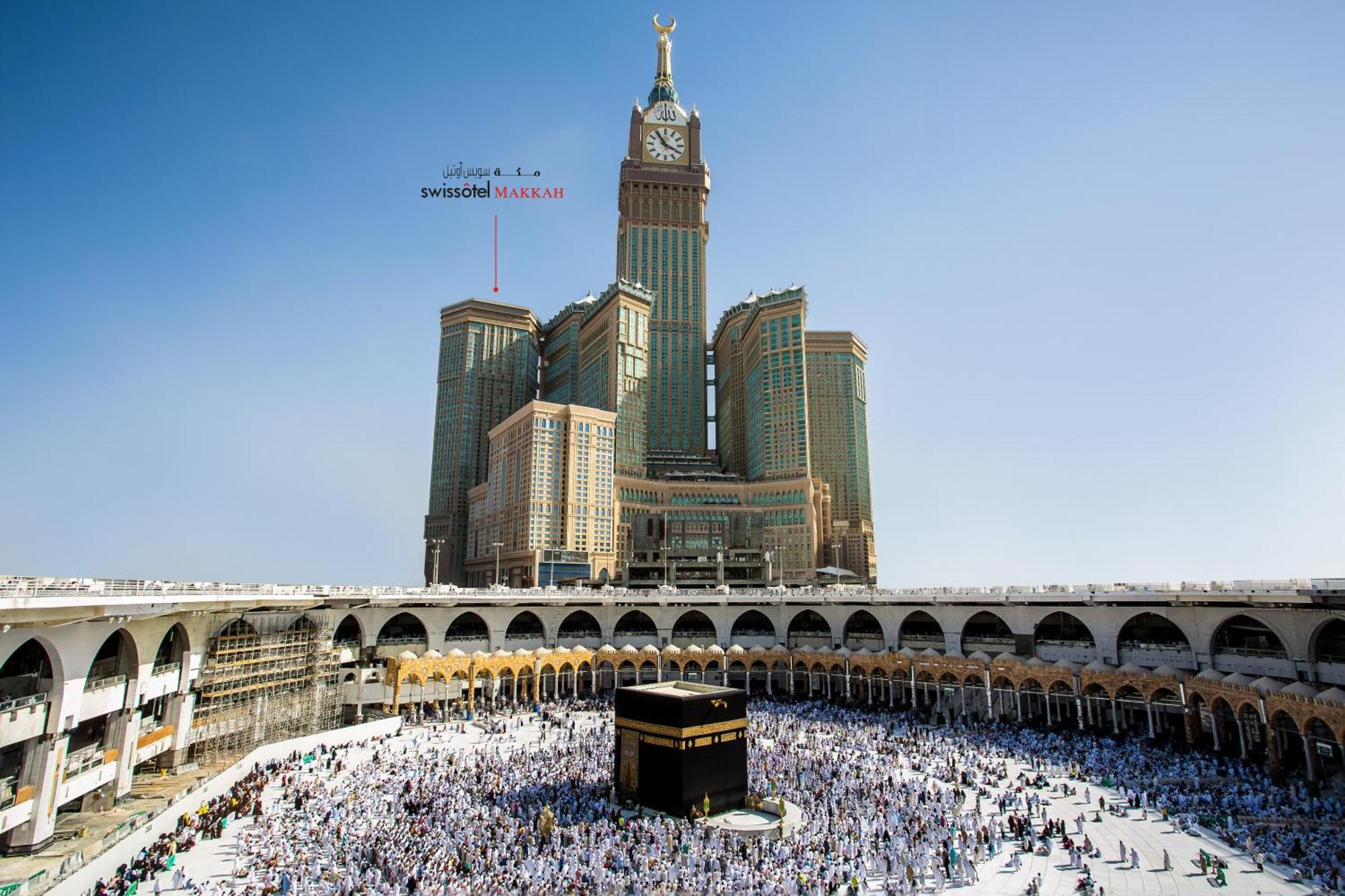 Swissotel Makkah Mecca Exterior photo The photo shows the Kaaba, a sacred structure located in the Grand Mosque (Masjid al-Haram) in Mecca, Saudi Arabia, surrounded by a large gathering of people performing the pilgrimage, known as Hajj or Umrah. The Kaaba is a black cube-shaped building